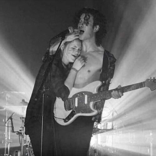 The1975Updates's tweet photo. people pay £2000 to get a pic with justin bieber and here's matty healy doing it free https://t.co/QppFAryzor