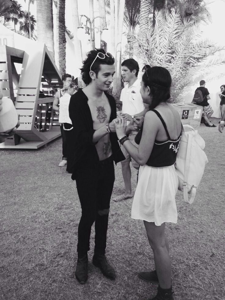 The1975Updates's tweet photo. people pay £2000 to get a pic with justin bieber and here's matty healy doing it free https://t.co/QppFAryzor