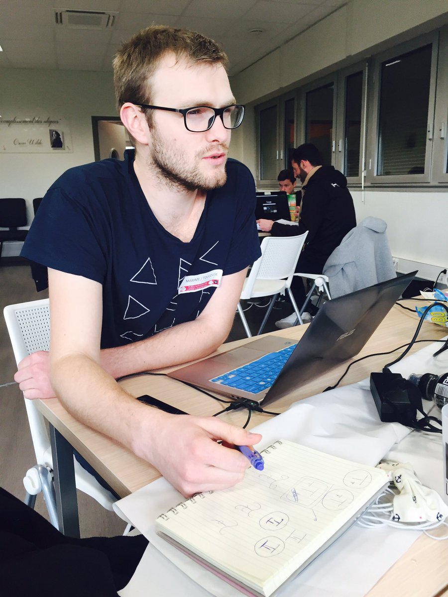 _tutut31's tweet photo. Petit Cours #typographie avec @Maxime_Pawlak, le logo #tutut est-il entre de bonnes mains?🤒 #GSEPartage @simplonMIP https://t.co/cBRuT9C5Mv