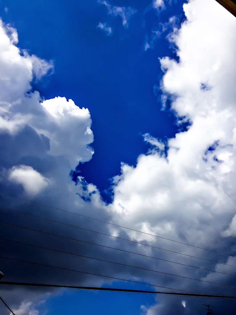 kev___t11's tweet photo. Cloud. #bluesky #colorsful #streetphotography https://t.co/8eryYVQyqx