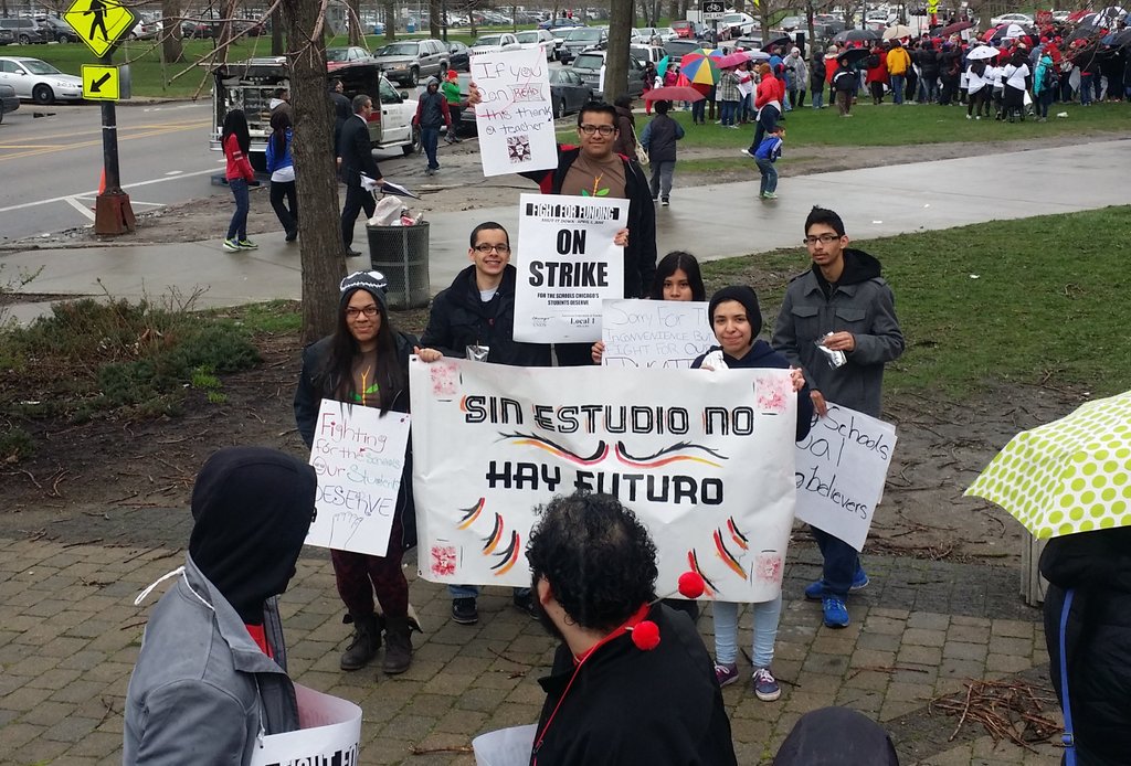 MrPurple60623's tweet photo. WorldLanguage HS students in #solidarity #CTUStrike #fight4funding #ShutDownChi https://t.co/fJrVwHIXfk