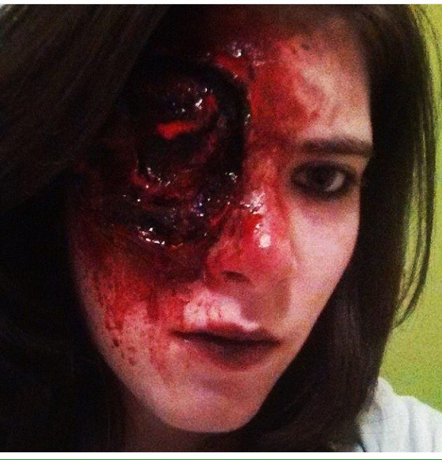 can everyone please go follow <a href="/Griffiths_SFX/">GriffithsSFX</a> she needs your support as she wants to make a career in tv with her art