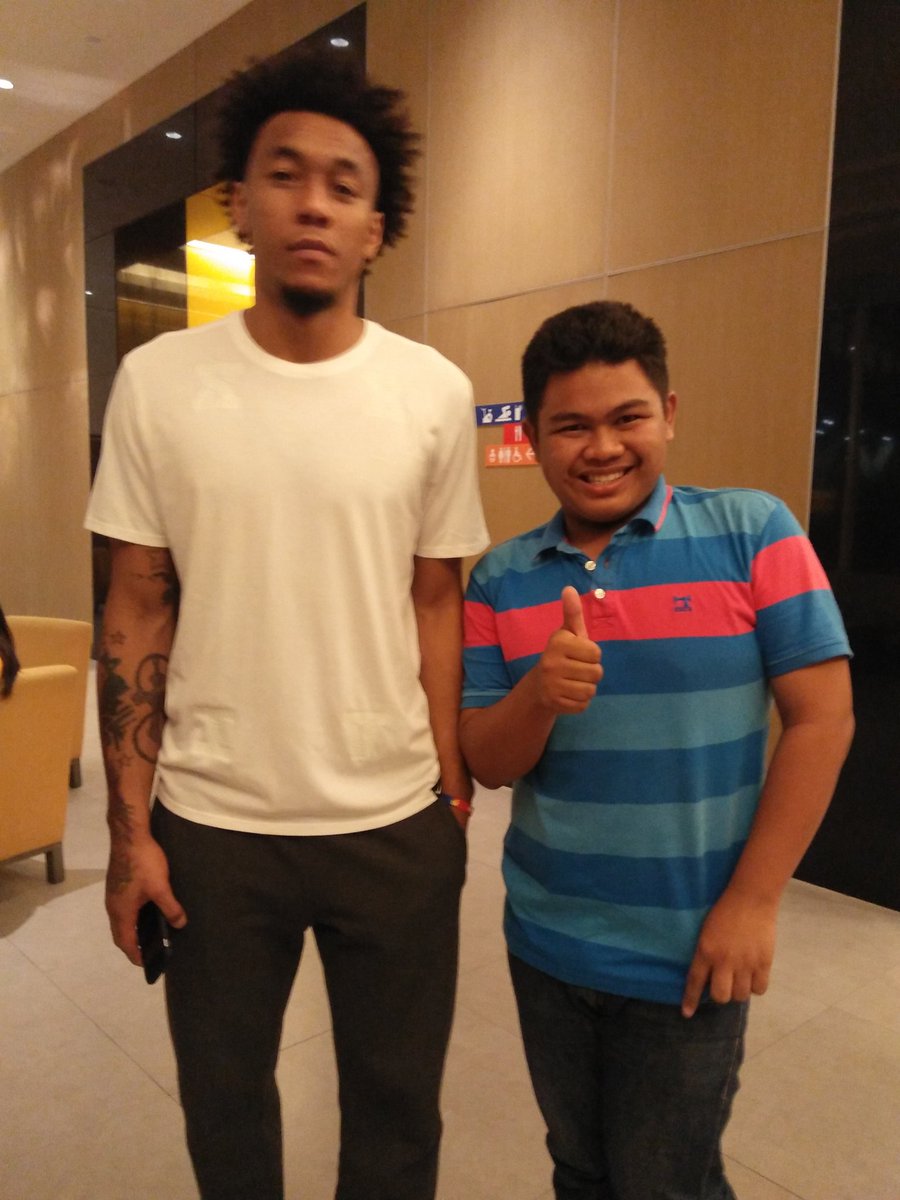 jaysonbet's tweet photo. Selfie with IDOL @8AbuevaCalvin 😂😂 #AlaskaTeam #Abueva https://t.co/R7AW5Dyj5O