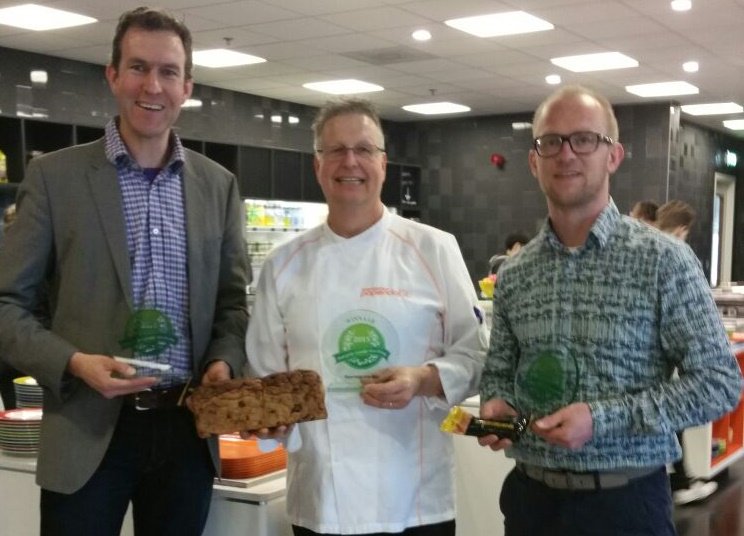 JeroenAWouters's tweet photo. Mooi @FlorisWardenaar @erikETEV @JeroenAWouters met replica Jaarprijs Goede Voeding.Thanx! @Sportsgrain #samenwerken https://t.co/CfAPBAI2Wa