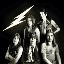 RetroArgelander's tweet photo. 01 Abril 1976 #ACDC debutaba en vivo en el Reino Unido en #TheRedCow de Londres. https://t.co/Ba7YVcpoIK