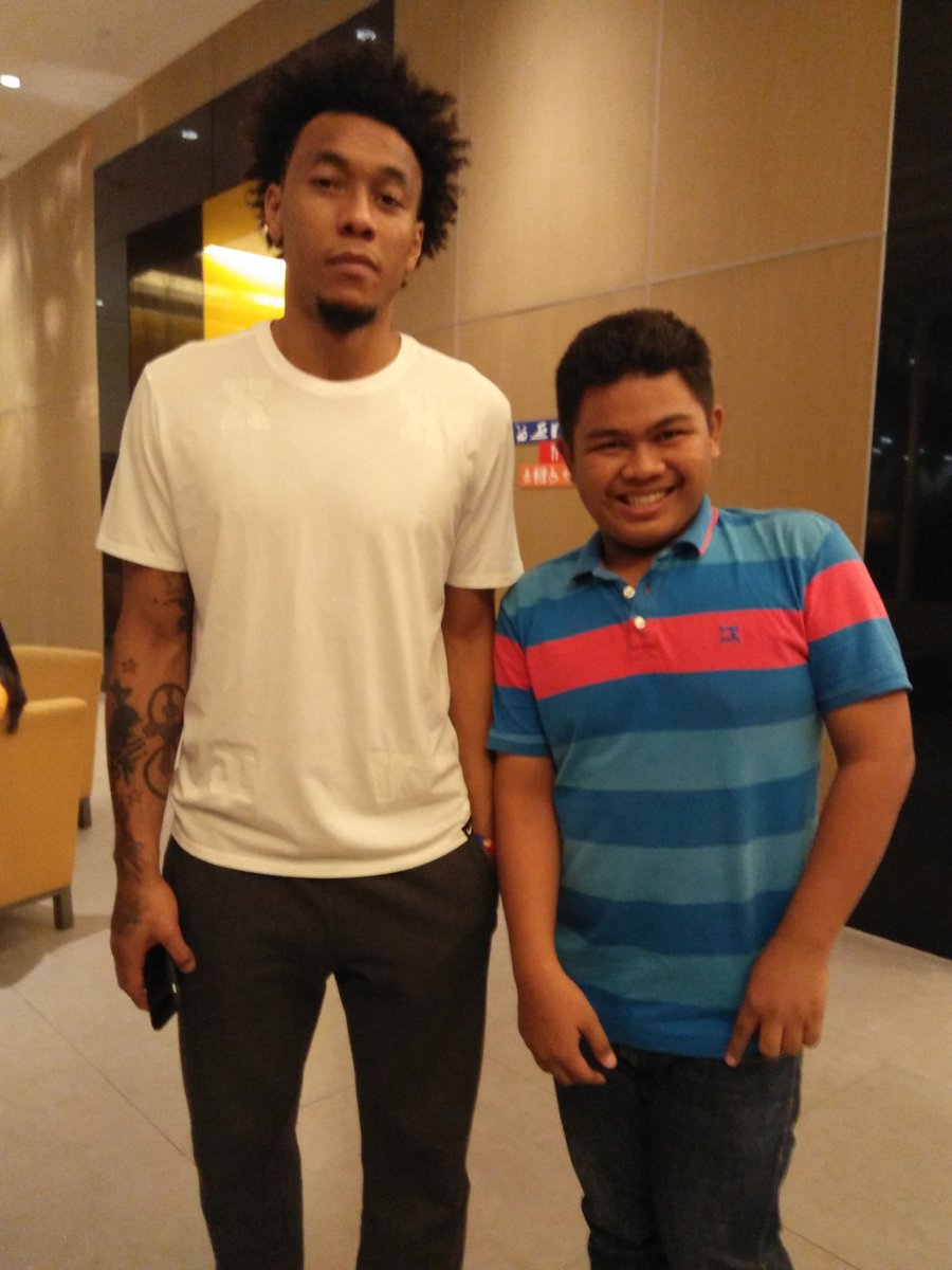 jaysonbet's tweet photo. Selfie with IDOL @8AbuevaCalvin 😂😂 #AlaskaTeam #Abueva https://t.co/R7AW5Dyj5O
