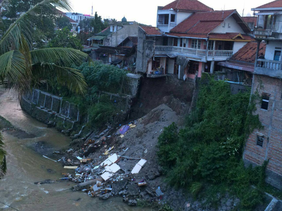 Jogja24Jam's tweet photo. td pagi trjdi longsor dijembtan sblm  tugu.Klau kearah brat tugu kejadiany disbelah selatan jmbatan

via Akmal Falah https://t.co/dnB82jsx2p