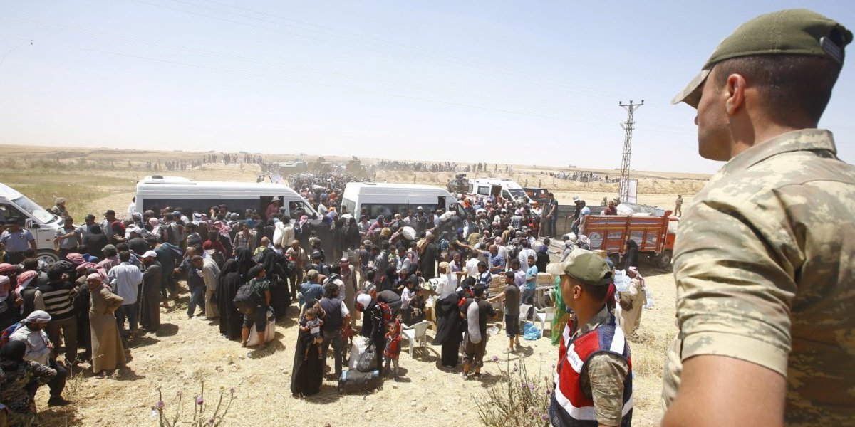 ElHuffPost's tweet photo. Amnistía Internacional denuncia devoluciones sumarias de sirios desde Turquía
 https://t.co/Tt908A8s7G https://t.co/CTi3P47tAs