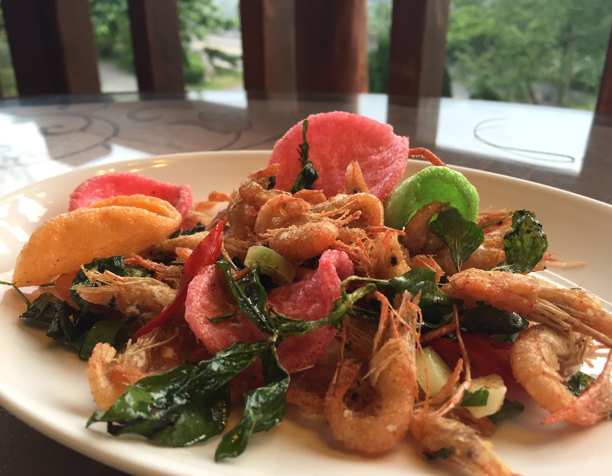PieraChen's tweet photo. Fried river shrimp with shrimp crackers in bubblegum tones #lpintaiwan #lonelyplanet #lpworldeats #travel #Taiwan https://t.co/OHMA3Hv3CC