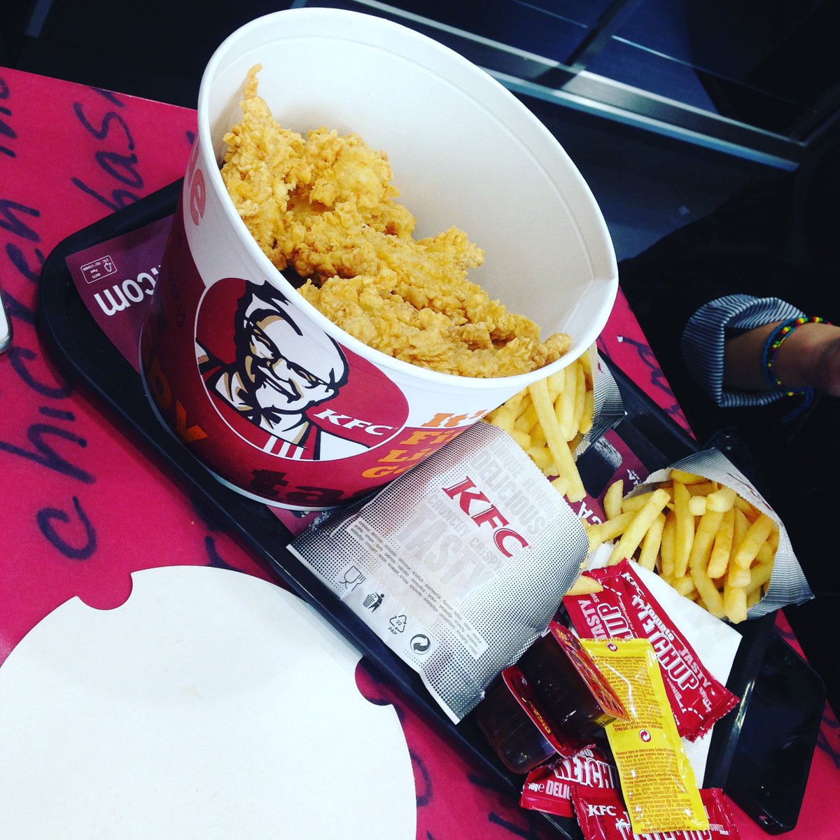 FrancescaPall26's tweet photo. #ilnostrocibo#kfcbarcellona#viaggio2016 @vicsini33 @proty122  @mariannabosco1 @Margherita05200 @Fede_Perrino https://t.co/QCp2OWx2q2