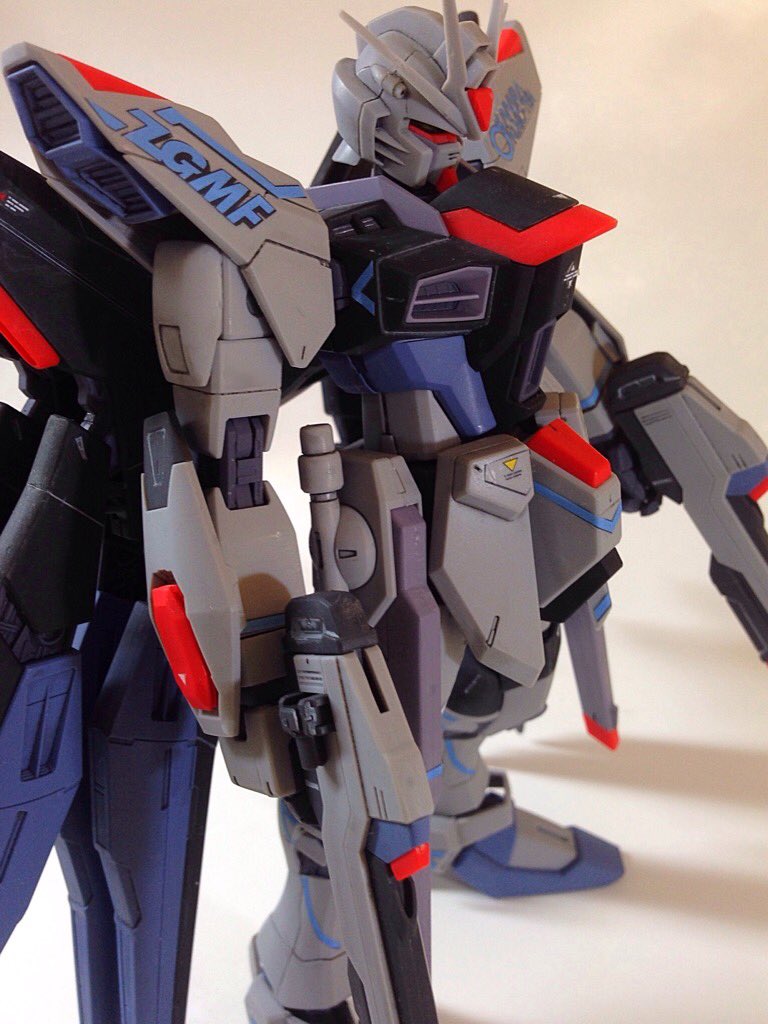 ゆきもり 昨年からちょこちょこやっていた大河原邦男展限定mgストフリ完成しました 素組みですが成型色のグレーのトーン を下げて赤をはっきりさせるために つや消しにクレオスさんのスーパークリアーグレートーンを使用しました 面白い効果です