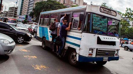 ElNacionalWeb's tweet photo. Hoy entra en vigencia aumento del pasaje a 35 bolívares https://t.co/96loPfH18q https://t.co/aqWqRl2e0q