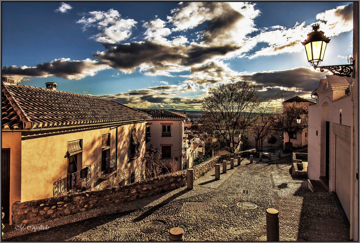 PlanesGranada's tweet photo. Cuesta del Realejo al atardecer.. Foto de Manuel Cogolludo #PlanesGranada https://t.co/FwIAVnxIzn