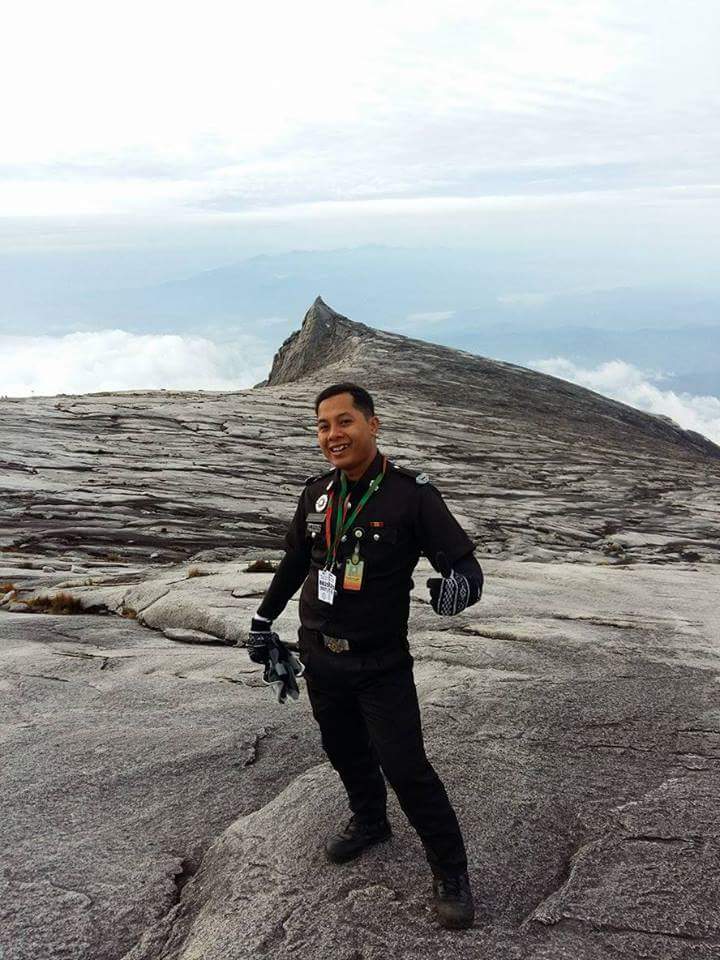 PKDungun's tweet photo. WP20896 Muhamad Haris anggota @PenjaraTawau bjaya mnawan Puncak Kinabalu dgn memakai uniform..Terbaik 👍👍👍 https://t.co/T95iwJNfHw