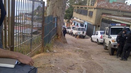 ElNacionalWeb's tweet photo. Murieron presuntos delincuentes en Mariches tras enfrentamiento contra cuerpos policiales https://t.co/SG1xNL0xuP https://t.co/76OdPDxyGW
