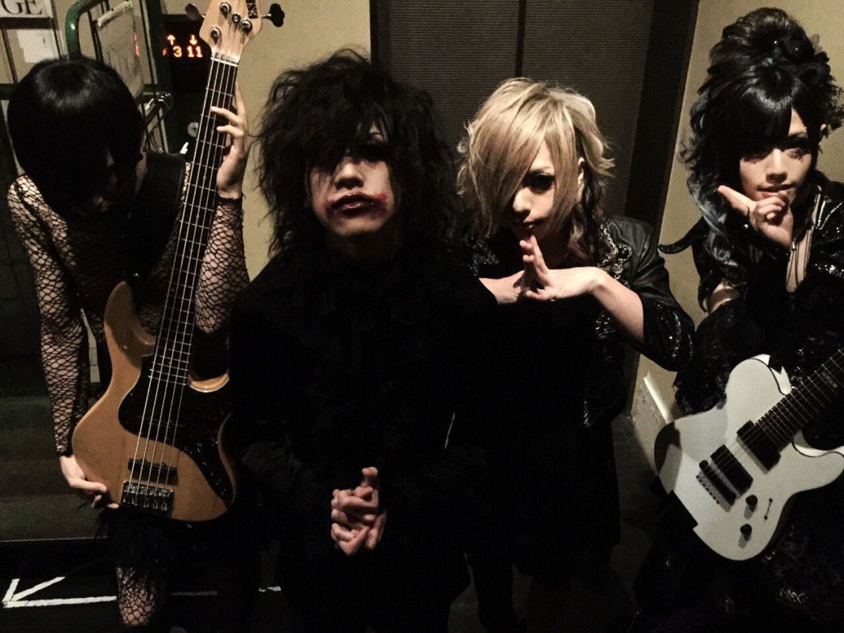 DDRM_official's tweet photo. 【オフショット】
池袋EDGE公演ありがとうございました✞

トリを務めさせて頂きましたDADAROMA御一行、久しぶりにやる曲も多かった中、皆様さすがの盛り上がりで御座いました✞✞是非6月の赤坂BLITZもお待ちしております！！ https://t.co/wmQEMUoH1K