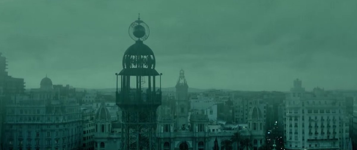 Correos's tweet photo. ¿Sabíais que una de las escenas de 'Cien años de perdón' fue grabada desde la terraza de la OP de Valencia? 🎬 https://t.co/jIfJKnkKXE
