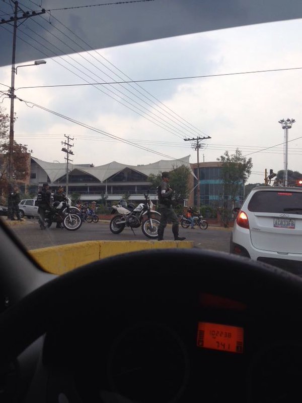 AnonymousVene10's tweet photo. GNB mantiene el acceso cerrado a la #ULA #Táchira, por cualquiera de sus accesos (8:10AM) https://t.co/1Hpdk7qnqc
