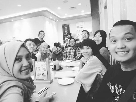 vani_embem's tweet photo. Temu kangen :* @Ayu_one @kiki3_ @wacuy_alie @hakiki_ramli @Goldnsimpleader @ambren_posan  at @ImperialKitche https://t.co/Hn8VaZRua3