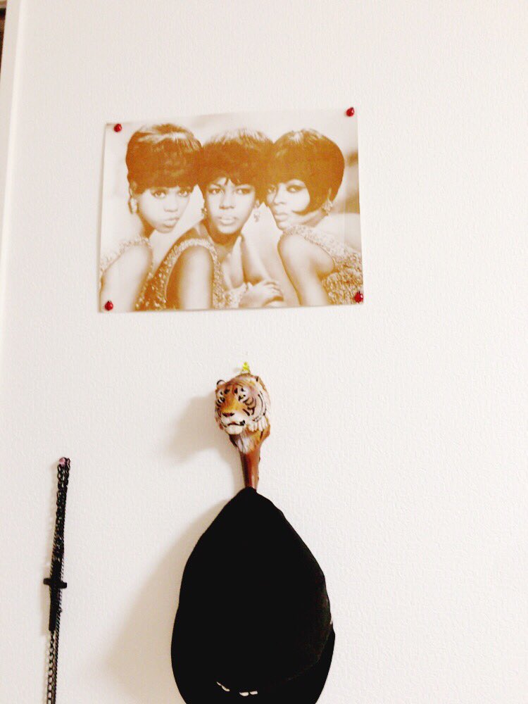 Swip2015's tweet photo. こんばんは
マリナの部屋の一部を紹介°˖✧◝(⁰▿⁰)◜✧˖°(๑′ฅฅ‵๑)♡
結構シンプルでそ？(´>∀<｀)ゝ
ポスターいっぱいあるんだ💗
まりなが好きなワンダイレクションもあるよん♥
3枚目は、イースターのeggだよ
まりな https://t.co/LqM6qW87de