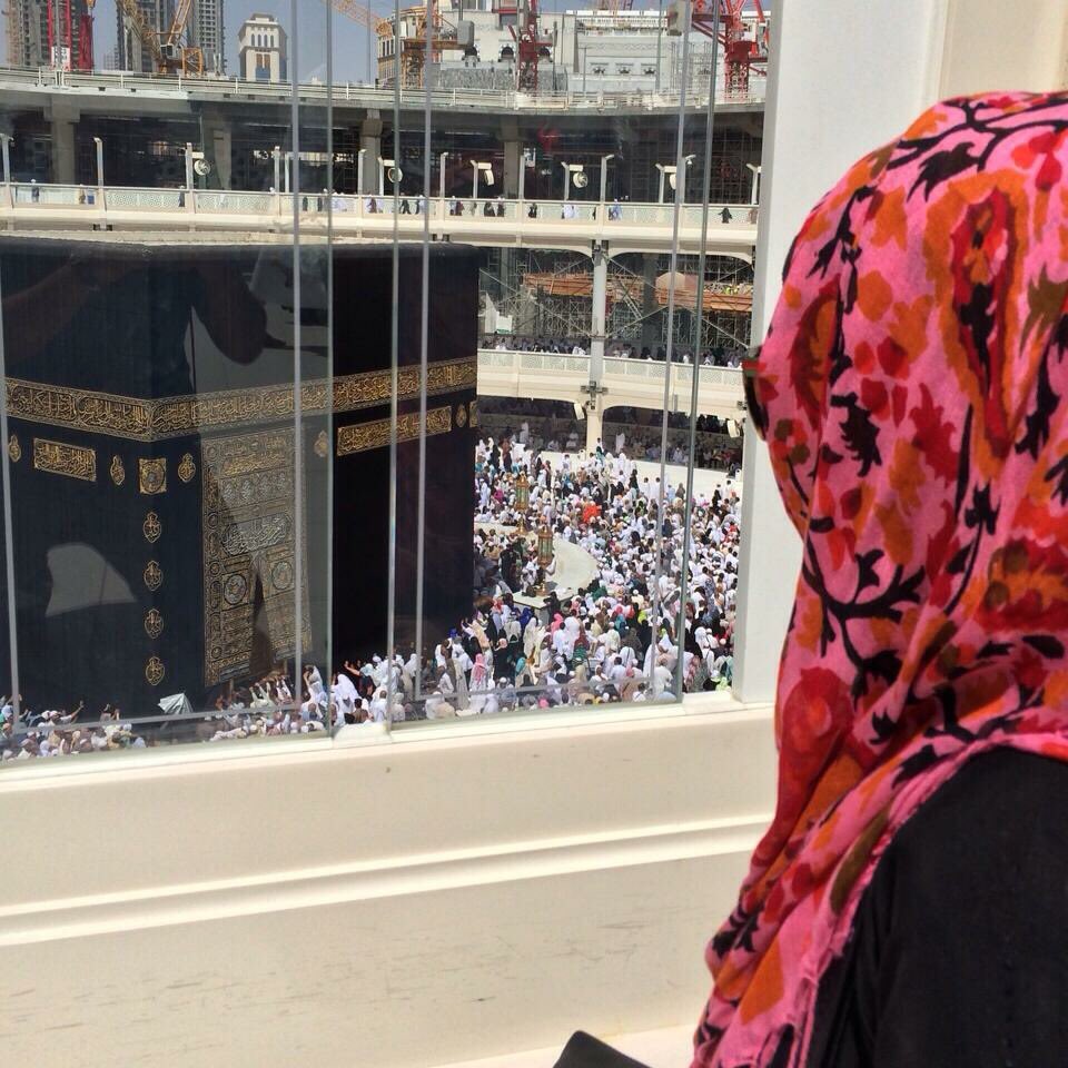 Rabeeyah's tweet photo. A picture from a year back! #BestDaysOfMyLife 🕋 Moments that cannot be described in the words. #FirstUmrah https://t.co/sE9LrLTLWy