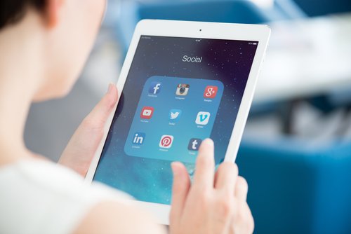 Sam___Hurley's tweet photo. Why You Should Use #Social Media Monitoring To Unite Customer Service &amp; #Marketing Teams https://t.co/5DFQGd0kvQ https://t.co/p02qYOYxWr