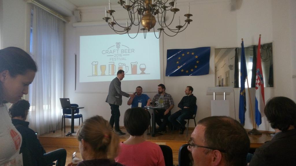Peh,Mladen i <a href="/Marko_Ozegovic/">Marko Ožegović</a> drze predavanje o craftu.Slikom obuhvaceni i skalpovi <a href="/BrlogBrewery/">Brlog brewery coop</a> i <a href="/zmajskapivovara/">Zmajska Pivovara</a>
