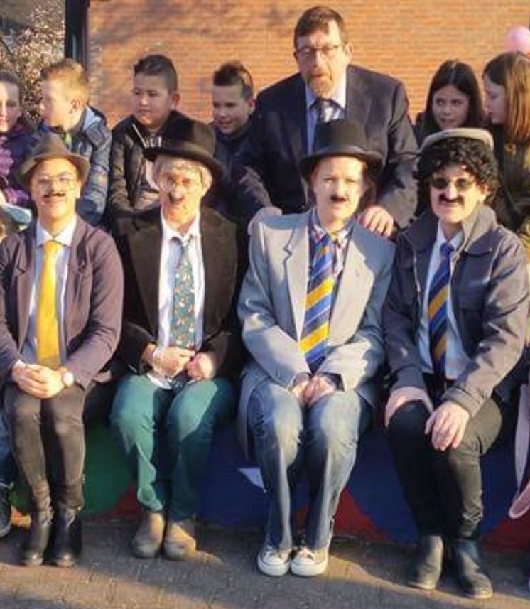 signumonderwijs's tweet photo. Directeur Jos van KC #DenKrommenHoek #Rosmalen vandaag verrast met 4 meesters uit #invalpool! #meermeesters #1April https://t.co/jyHQQUN7k0