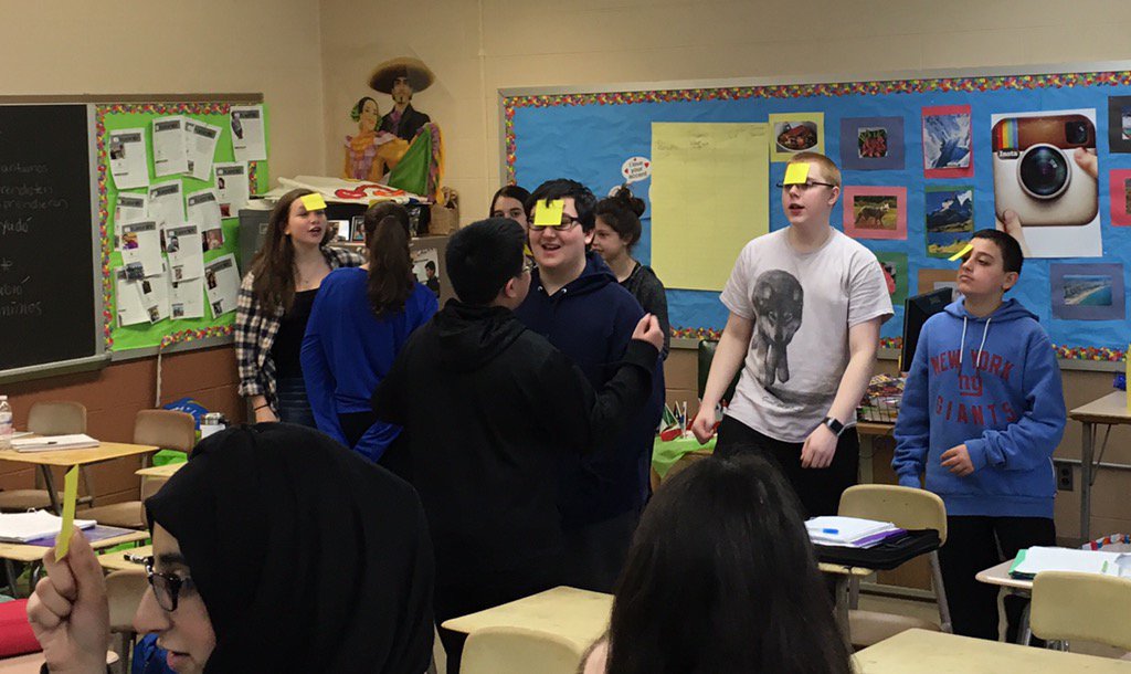 lisa_dunn333's tweet photo. Ss Get a clue! #postits #headbanz #learningnewvocab https://t.co/8nEZ4THObT