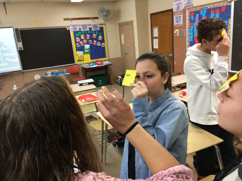 lisa_dunn333's tweet photo. Ss Get a clue! #postits #headbanz #learningnewvocab https://t.co/8nEZ4THObT