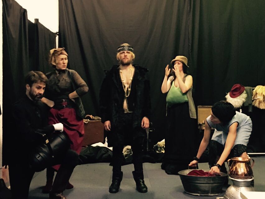 <a href="/TejidoTeatro/">TejidoAbierto_Teatro</a> nuestro monarca y el
pueblo. Que pasara??...