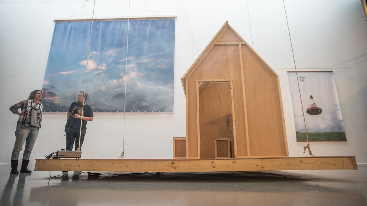 kunstpunt_050's tweet photo. Komt dat zien: een zwevend huis in het CBK! De kunstenaars vertellen.. https://t.co/XwrbGBmYD4 https://t.co/gdYRvQ6eHK