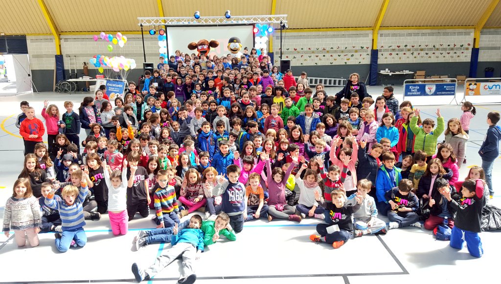 dxtmarias's tweet image. 🎡🎠 Terminamos la 3a edición del PIM con esta foto de familia! Nos vemos el año que viene! Gracias a todos/as! #PIM16