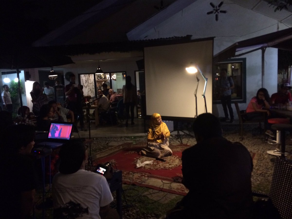 imajilive's tweet photo. #ImajiUpdate Teatrikal oleh @nasutionrizky di pemutaran dokumenter Pulau Buru Tanah Air Beta. Keren! https://t.co/wpClGMie4n