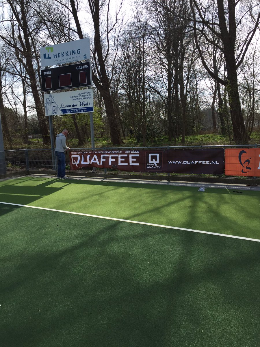vmhbsc's tweet image. Doeken van nieuwe sponsor @Quaffee worden op WK veld @Craeyenhout gehangen.