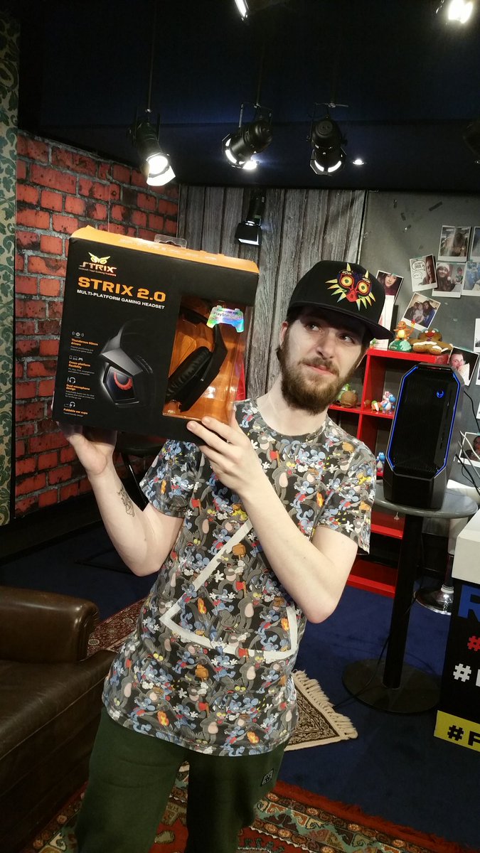 DitIsFirst's tweet photo. Volg ons en retweet deze tweet en misschien krijg jij wel deze vette Strix 2.0 headset van ons! #ditisfirst https://t.co/rykhwfWsbp