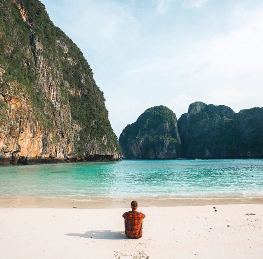 around__world's tweet photo. جزيرة " Phi Phi " في تايلند 😍 https://t.co/0pYfwZCMs8