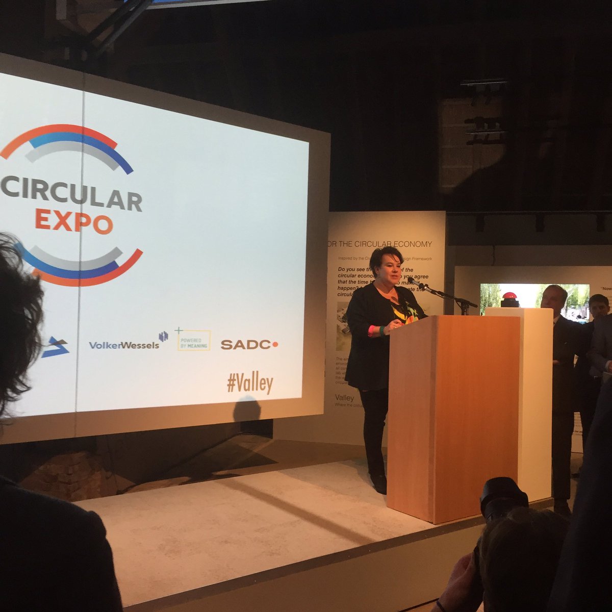 GraafDiana's tweet photo. Startschot voor #circularexpo door staatssecretaris Sharon Dijksma, gefeliciteerd! https://t.co/8k58hmDv7V
