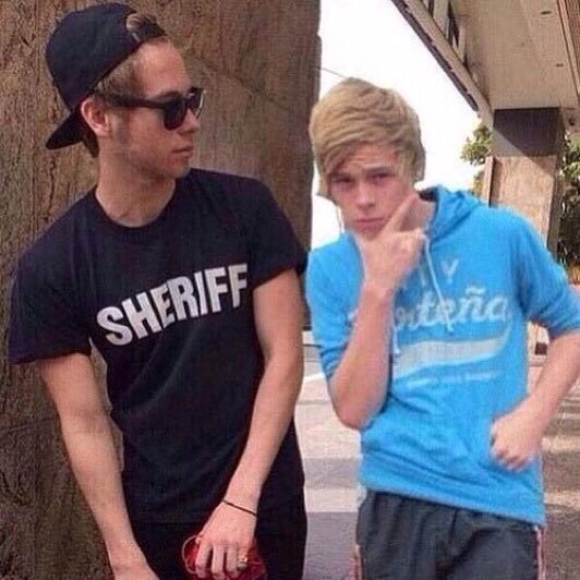 CaIAppreciation's tweet photo. #iHeartAwards #BestFanArmy #5SOSFam https://t.co/otZwiA3ujv
