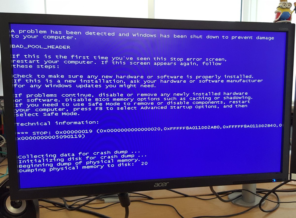 simonwoodward's tweet photo. Oh balls #bsod #turnitoffandonagain #fridayafternoonproblems #tryingtodowork #dump https://t.co/VRN4p3aoGT