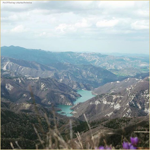 La #PicOfTheDay #turismoer sorvola il Lago di #Ridracoli, nel Parco delle#ForesteCasentines. Ph@tartarifederico