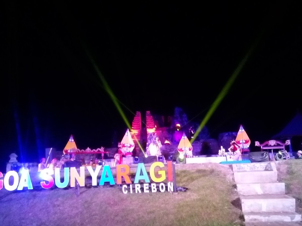 Baru saja ditampilkan Tari Topeng Kelana yg dibawakan o/ slh seorang maestro topeng Inu Kertapati. <a href="/kasepuhan/">Keraton Kasepuhan</a>