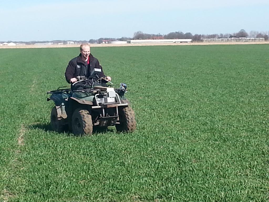 EricPelleboer's tweet photo. Experimenteren met innovatie prijs winnaar @pietjan7. #wintertarwe scannen #pasturereader https://t.co/zR0aySyIba https://t.co/yPmjasKhmL