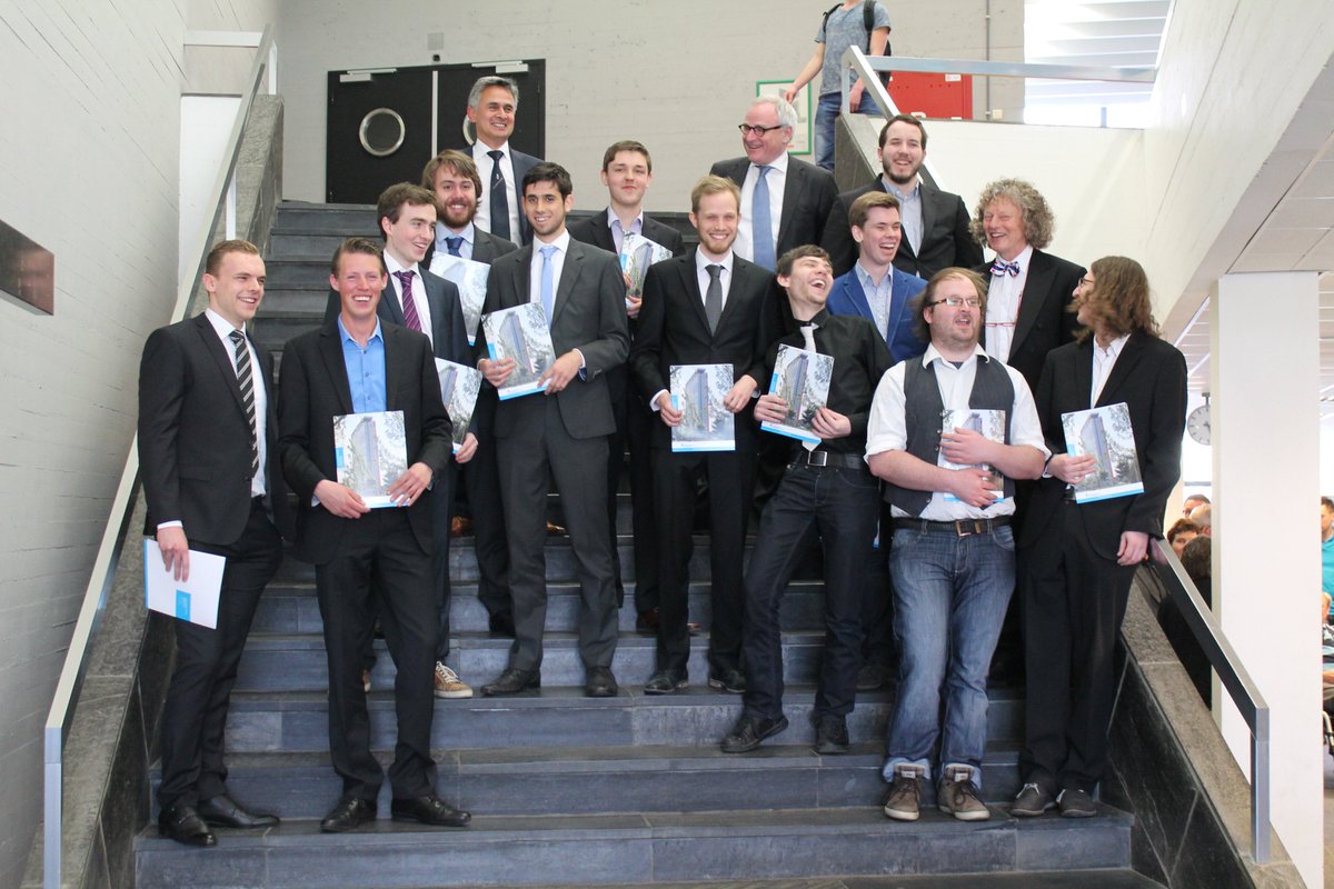 EEMCS_TUD's tweet image. Zojuist hebben deze studenten hun bachelordiploma #EEMCS @tudelft ontvangen. Gefeliciteerd!