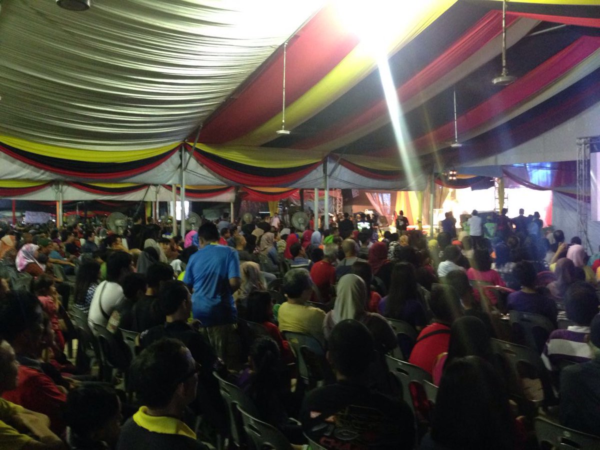 eastduststudio's tweet photo. Nyanyian drpd #BobAF @ Pentas Utama #SejiwaSenadaLimbang mghburkn pgunjung yg dtg (Y) #sodiakroks #theAdenanWay https://t.co/dKBH7p29Tz