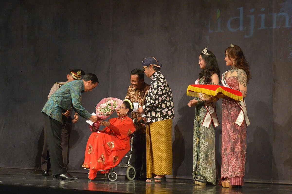 Bu Waldjinah, terimakasih atas totalitasnya mengabdi dan menjaga kebudayaan Indonesia -Jkw