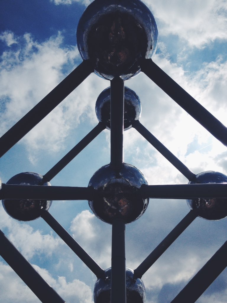 Het <a href="/atomium/">atomium</a> heeft sinds de aanslagen 98% annulaties. Maar niet iedereen heeft het moeilijk. Vanavond op <a href="/tvbrussel/">tvbrussel</a>