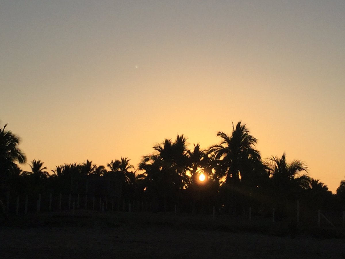TonyMcGrathYYC's tweet photo. Sunrise on Playa Blance #zihuatenejo @VisitIZ @zihua_ixtapa https://t.co/Lw1eBasLE1