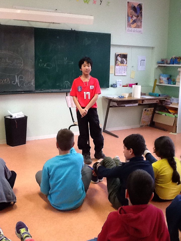 Une conteuse est venue nous apprendre à conter des histoires.Manon