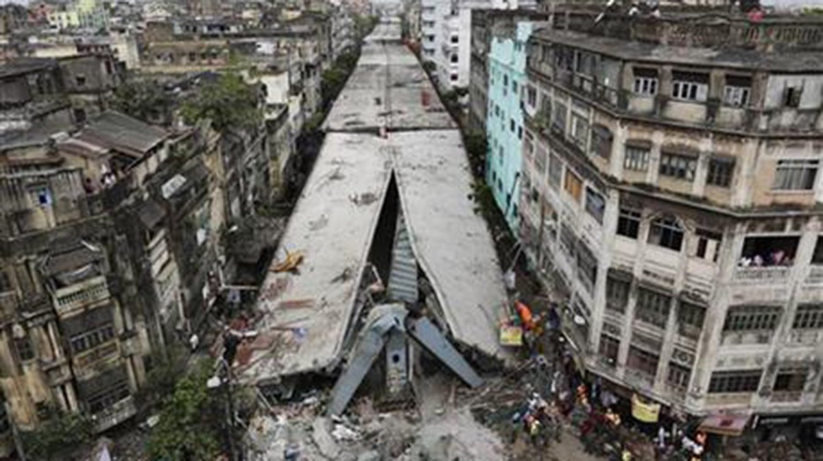 dailystarnews's tweet image. Cops detain 5 officials of the company constructing an overpass that collapsed in #Kolkata thedailystar.net/world/5-constr…